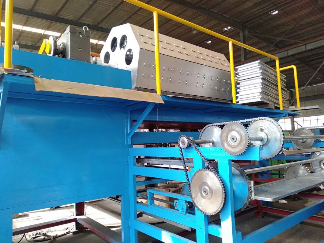 Całkowicie automatyczna maszyna do formowania masy papierowej Maszyna do tworzenia tac do jaj do papieru Linia produkcyjna PLC sterowana Duża pojemność 5 * 8 Formów Formowanie rotacyjne